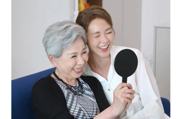 SHIHO、73歳の母親が韓国でテレビ初登場、100歳の祖母と“3世代3ショット”も公開