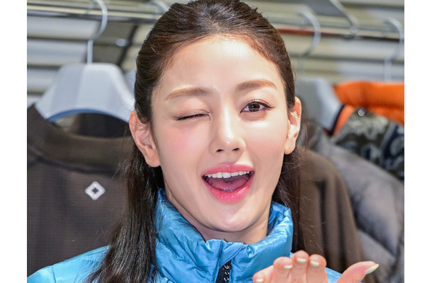 TWICE・ジヒョ、ギャルピースに投げキッスまで愛嬌満点！鮮やかブルーコーデでイベントに出席