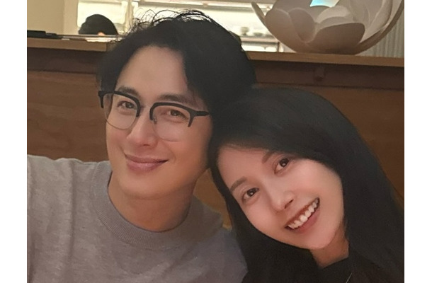 「おデブ妊婦ママ」と自称も47kg…14歳上韓国俳優と結婚の日本人女性、リゾートルック公開