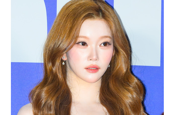 「爆美女」“肌見せドレス”でグラマラス体型際立つ…日本人K-POPアイドルに視線集中
