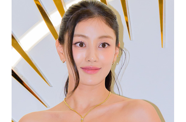 ほぼ紐だけ…TWICE・ジヒョ、“大胆バックレス”衣装で美スタイル披露「危険」「破壊力えぐい」