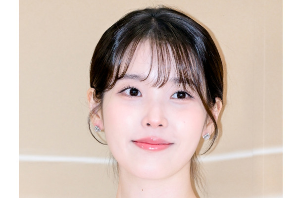 イケメン俳優との破局から2カ月…IU、外国人男性との“甘い2ショット”公開！ベッドで見つめ合う姿も
