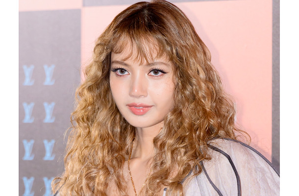BLACKPINK・リサ、“人種差別”表現めぐる騒動を1年越しに謝罪　沈黙の背景にはYGの反対？