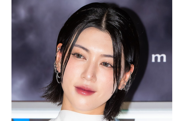 “ベッドシーン”で早くも話題！韓国映画デビューの三吉彩花、血しぶき浴びたスチールが公開