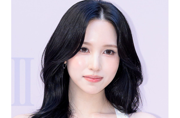 TWICE・ミナ、阪急うめだに降臨！キュートな“認証ショット” に反響「ミナが2人?!」「聖地巡礼しなきゃ」