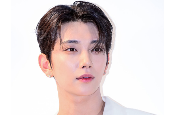 「普通に東京の街中歩いてる！」SEVENTEEN・ジョシュア、日本満喫オフショット公開　ジョンハンの姿も