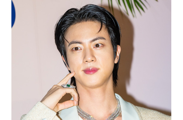 「海が似合う男…」BTS・JIN、“美形フェイス×鍛えた肉体”のギャップにファン悶絶！ビーチSHOT公開