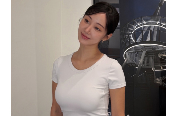 布面積少なすぎ！シンママ韓国女優、“ほぼ紐”スイムウェアで魅了… 2児の母とは思えぬボディラインに釘付け