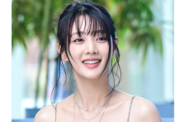 “胸元ぱっくり”ドレス姿のミンニ、ふくらみのぞく大胆衣装に「こんなに見せていいの？」