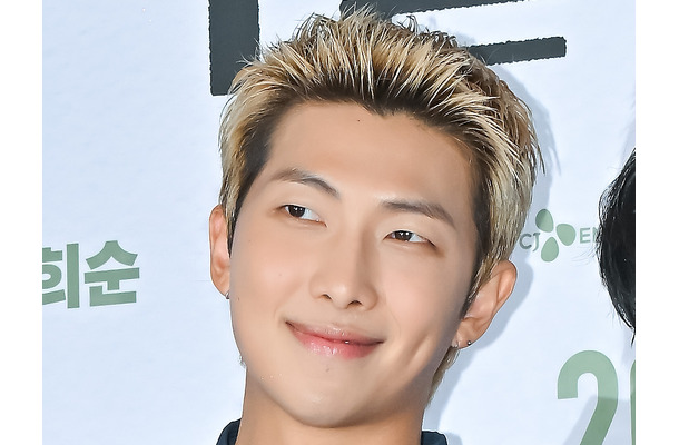 キティちゃんのスマホケース!?BTS・RM、ジムで鍛錬中の姿を公開も“ギャップ萌え”