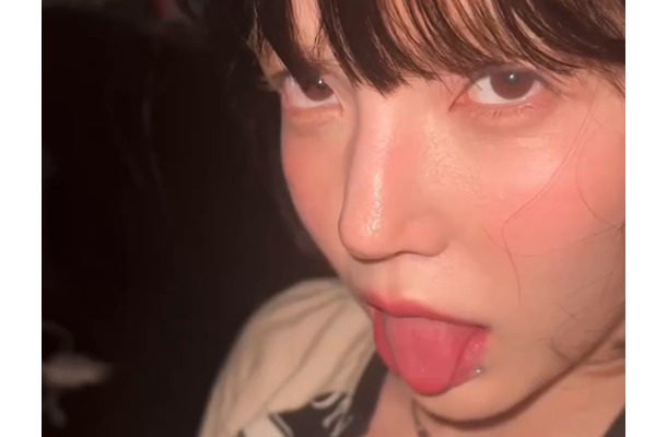 腕にはタトゥーが点在　“いじめ”騒動で脱退した元K-POPアイドル、艶めかしいスイムウェア姿で近況報告