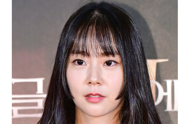 硬い踊りに首を気にする姿…ヘルニア治療中のKARA・スンヨン、学園祭での様子に心配の声