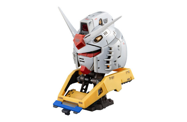 「ガンダム」1回1,500円の高級ガシャポン！コクピットまで作り込まれた「バストアップモデル」がメチャ凄い、内部にはアムロの姿も