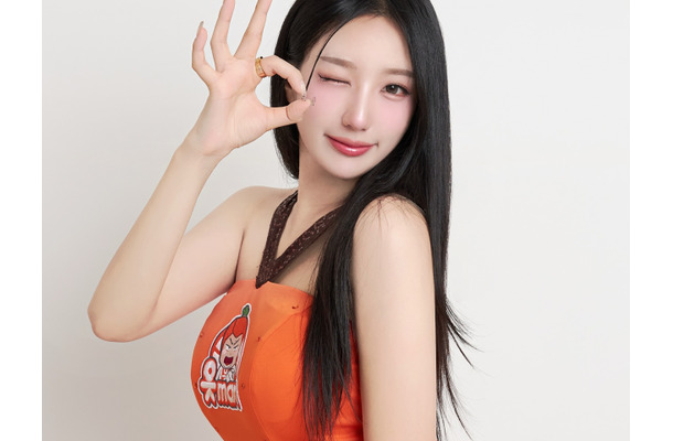 肩出しオフショルが可愛すぎる！韓国美女チアが福岡で“爆食い”「20枚じゃ足りない」誕生日旅行