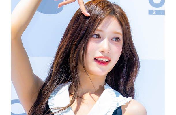 本当に10代…？IVE・イソ、ずり落ちそうな“紐無し”ドレスで豊かなボリューム感「ギリギリ」「やば」