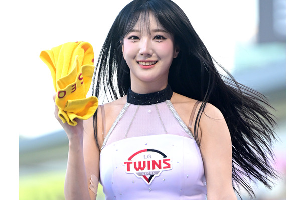 「パンパンや」胸もと強調タイトトップスに視線集中、韓国人気美女チアの豊満スタイルに絶賛の声