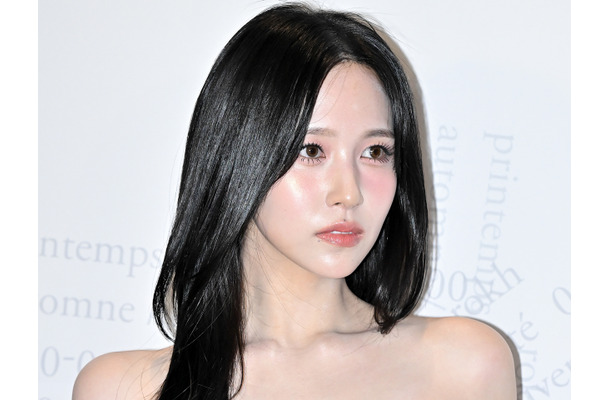 え、黒革の首輪？TWICE・ミナ、思い切った衣装が衝撃的…“ヴィーナスライン”にもハラハラ