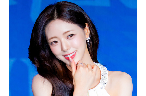 下履いてる…?!超ミニ丈コーデのユナ、素肌が透ける黒タイツ“美脚”に釘付け「見えちゃいそう」