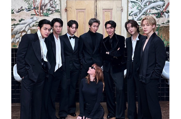「女性蔑視では？」BTSの集合写真に批判…削除されるもVが再投稿　実は女性監督の“定番ポーズ”だった
