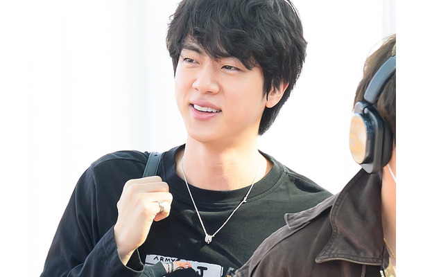 BTS・JIN、“JUNG KOOKを身にまとって”空港に登場　5人が南米ツアーに向けて出国