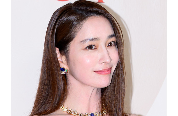 俳優イ・ビョンホンの女優妻（44）、“ツヤ肌”の秘訣は美容施術？年1回の本格ケアを公開