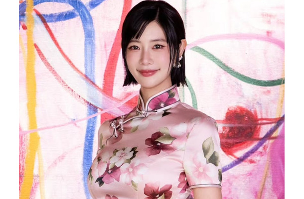 深スリットが大胆に…「世界で最も美しい顔」2位のクララ、“ぴちぴち”チャイナドレス姿で見事な曲線美