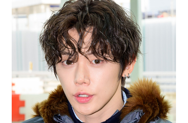 TXT・ヨンジュン、パーマヘアにイメチェン！猫のような可愛らしさが倍増した姿で空港に登場