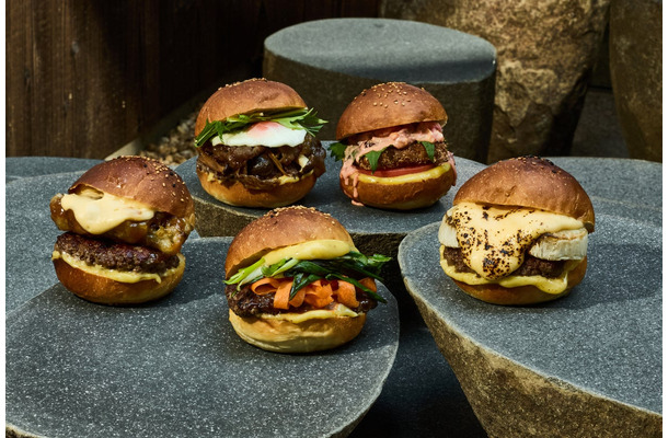 右から時計回りに京かぶグラタンバーガー、京野菜味噌照り焼きバーガー、山椒牛すきバーガー、舞茸天ぷらのジャンキーチーズバーガー、山椒牛すきバーガー、フィッシュフライのしば漬けタルタルバーガー