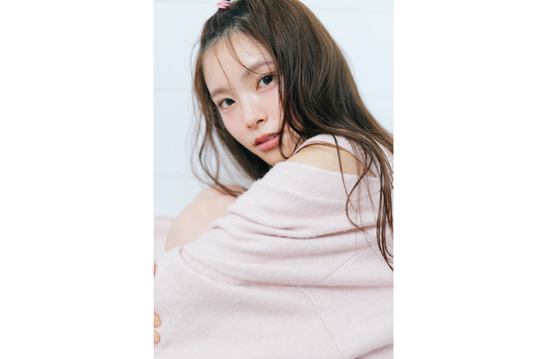 乃木坂46・森平麗心、キュートな笑顔でくつろぐ姿！6期生グラビア企画に登場