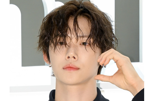 TXT・ヨンジュン、“ウェーブヘア”で雰囲気ガラリ…パリで魅せたアンニュイな表情にドキッ「天才？」