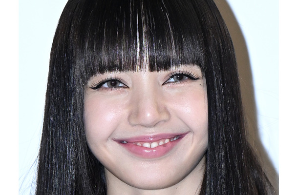 「下履いてる？」大胆すぎる肌見せ！BLACKPINK・リサ、圧巻スタイル際立つ刺激的な衣装で魅了