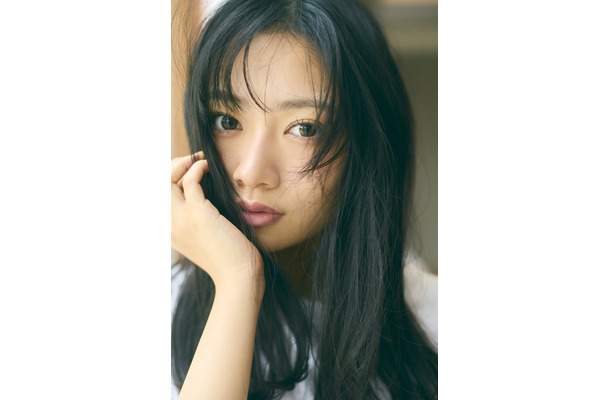 乃木坂46・小津玲奈、6期生グラビア企画「Nogizaka Colors」第5弾に登場！