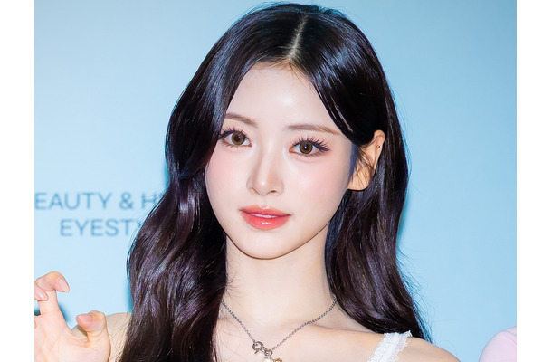 「ヤバイ」「開きすぎ！」日本人K-POPアイドル、“大胆バックレス”衣装に視線釘付け