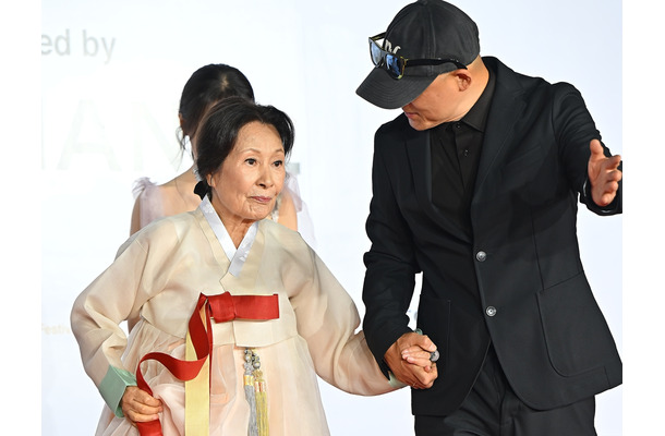 「国民の母」と呼ばれる韓国女優（85）、レッドカーペットで何度も咳…支えられながら歩く姿に心配の声