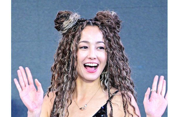 「奇抜すぎる！」沢尻エリカ、釜山国際映画祭にド派手ヘア＆きらめく衣装で登場