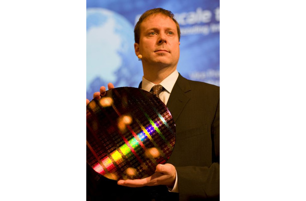 Intel副社長のKirk Skaugen氏。22nm SRAMテストウェハーを基調講演にて提示