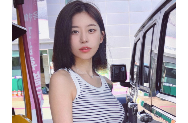 限界ギリギリのミニ丈で視線強奪…10代で妊娠させられた韓国巫女、見えちゃいそうな“しゃがみ”ポーズ