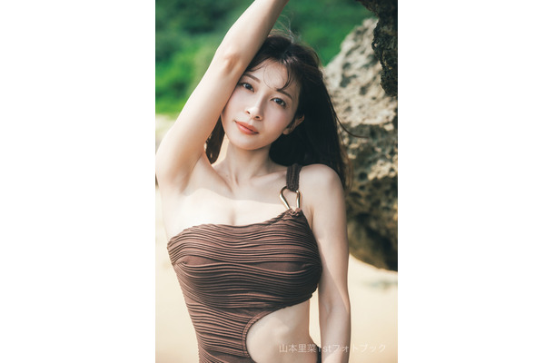 山本里菜　フォトブック『りな、です』©東京祐／講談社