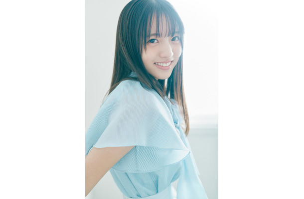 乃木坂46・海邉朱莉、微笑みショットでファン魅了　6期生グラビア企画「Nogizaka Colors」