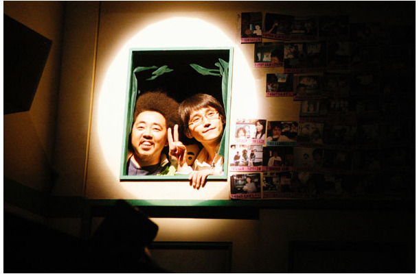 冒頭の1シーン。副担任珍先生が顔を出す教室の入口の上の小窓から、池田氏（左）とミドリカワ氏の生放送委員が顔を出してスタート。