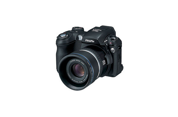 富士フイルム、光学10倍ズーム搭載のデジカメ「FinePix S5000」発表
