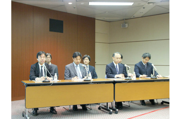 NTT情報流通基盤総合研究所、日本電気システムプラットフォーム研究所、富士通フォトニクス事業本部、日立製作所中央研究所から、各メンバーが集結しての発表会となった
左よりNTT情報流通基盤総合研究所 深澤友雄氏、日本電気 システムプラットフォーム研究所 荒木壮一郎氏、富士通 フォトニクス事業本部 中後明氏、日立製作所 中央研究所 坂本健一氏