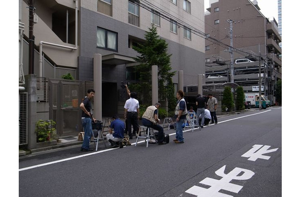 東京都墨田区の時津風部屋前では集まった報道陣で住宅地が騒然