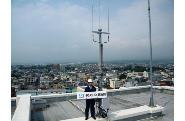 10,000局達成記念写真（UQコミュニケーションズ野坂社長）