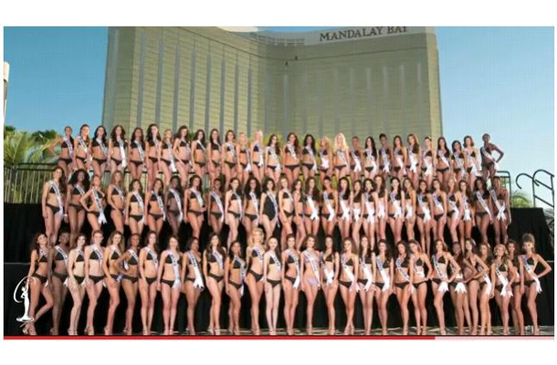 「Swimsuit Photo Shoot 2010」からのシーン。総勢83名のミスたちが勢ぞろいして、壮観、圧巻の一言だ