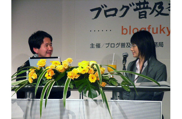 「ブログ普及委員会」の記者発表会で、トークショーを開いたタレントの眞鍋かをりとコラムニストの泉麻人