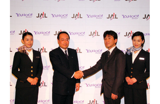 JAL客室乗務員に囲まれ握手を交わす上原氏（中央左）と喜多埜氏（中央右）