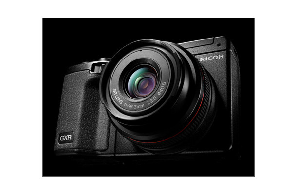 「GR LENS A12 28mm F2.5」を装着したGXR