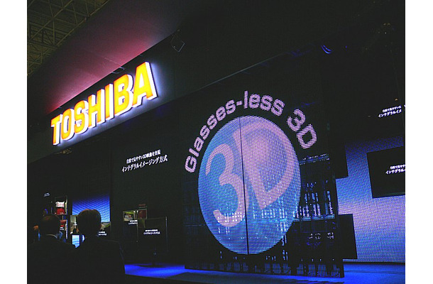東芝ブースは、Dynabook、グラスレス3Dレグザ、CELL REGZAなどの最新製品が展示されている