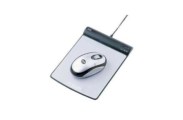 　サンワサプライは、付属のマウスパッドから電力を供給するため電池がいらないワイヤレスマウス「バッテリーフリーワイヤレスマウス（MA-WHNBS）」を発売した。